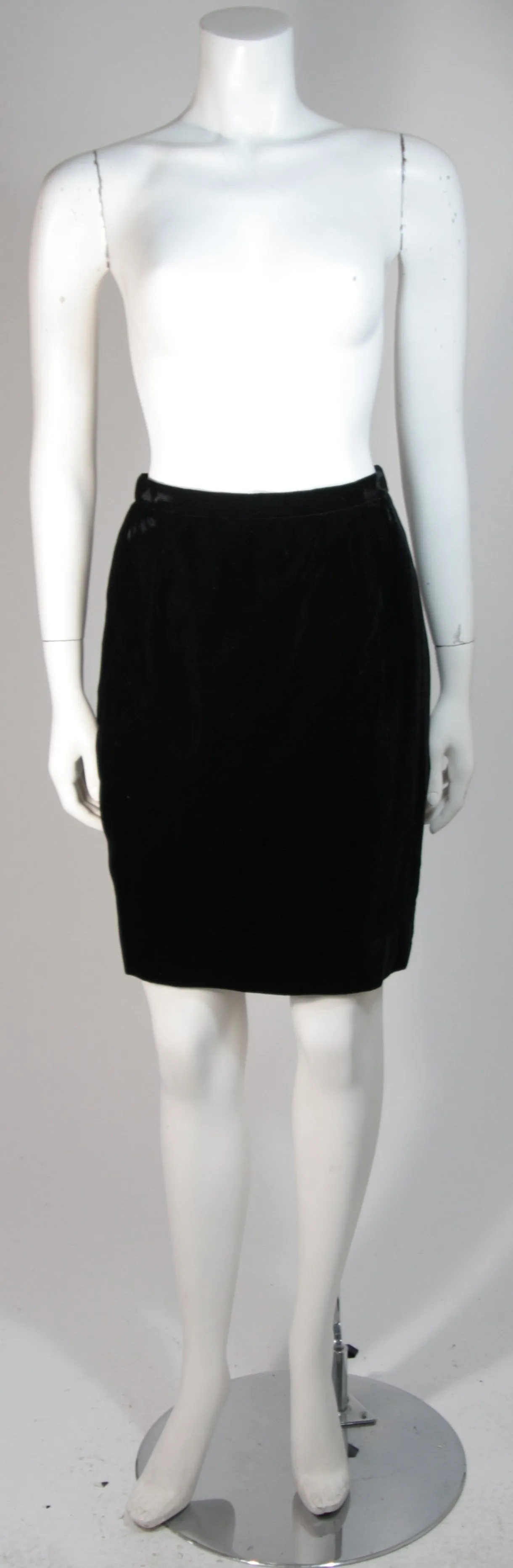 VICKY TIEL Silver Silk and Black Velvet Accent Skirt Suit Size 38